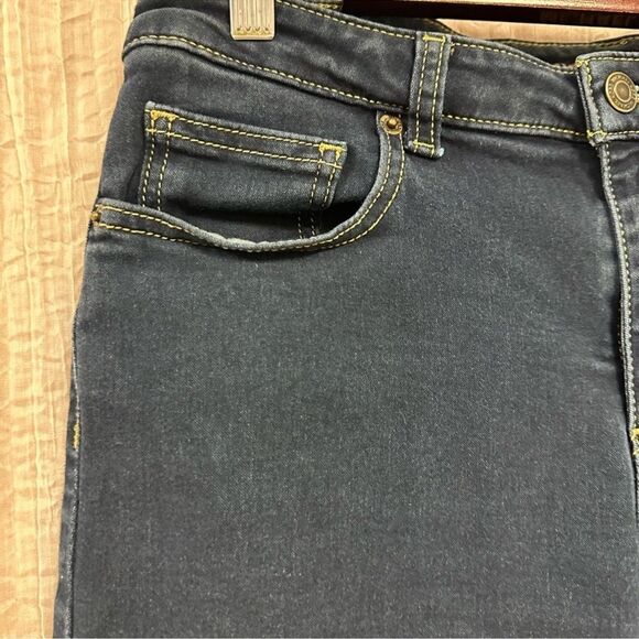 MK 10 IZZY SKINNY DARK WASH LIGHTWEIGHT 28” INSEAM JEANS - Picture 7 of 13